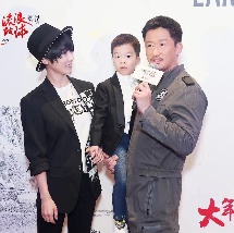 女生把自己尿口扒开给男生捅